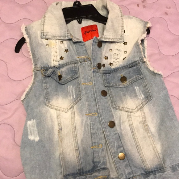 Sleeveless Distressed Jean Jacket with Studs - Picture 6 of 7